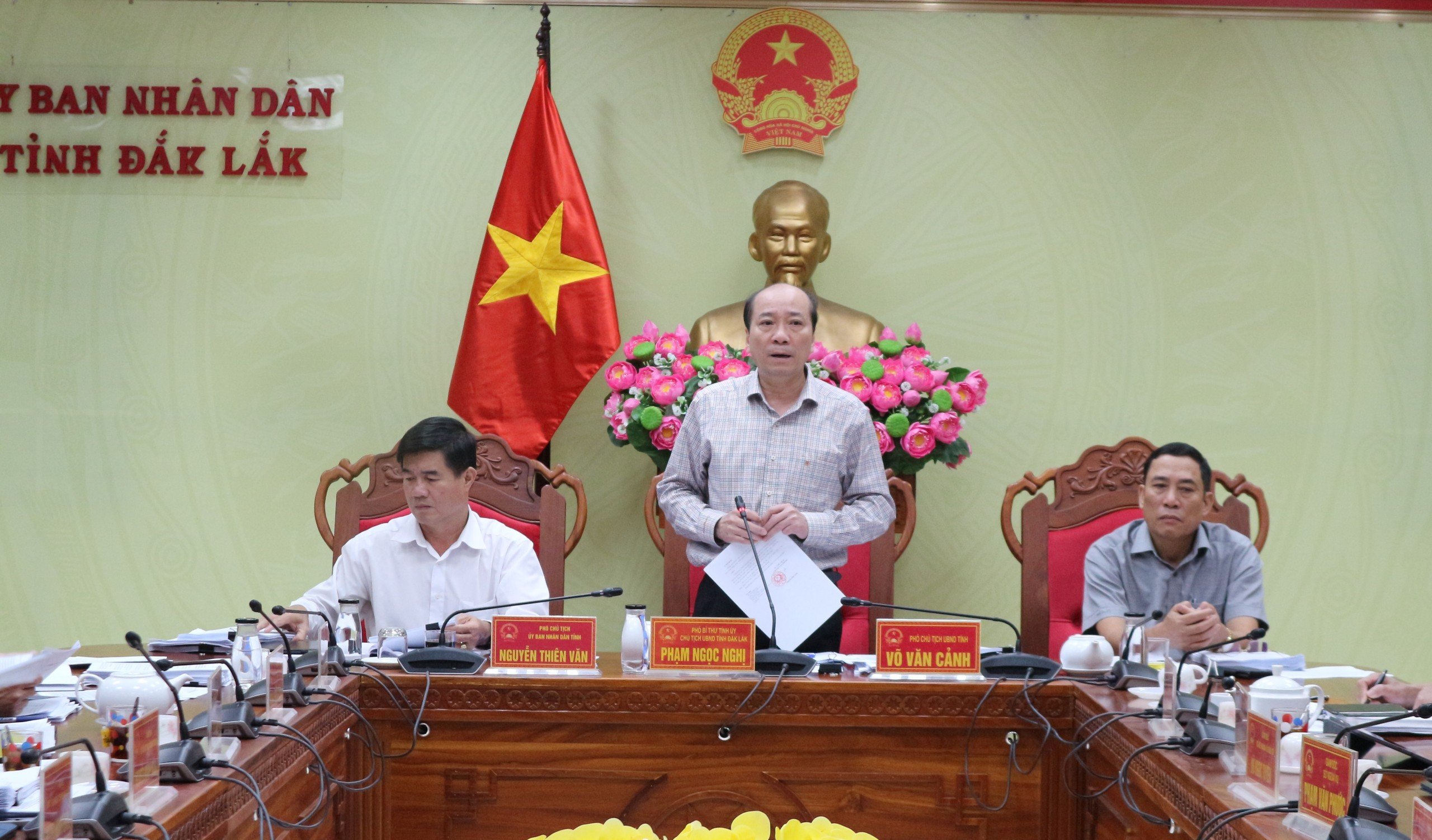 Thành viên UBND tỉnh góp ý, thông qua các nội dung trình Kỳ họp HĐND tỉnh 